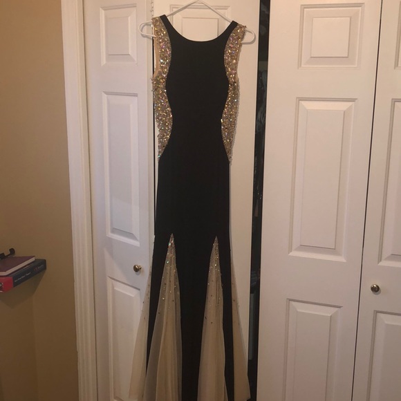 Gorgeous black and beige gown. - Picture 3 of 4
